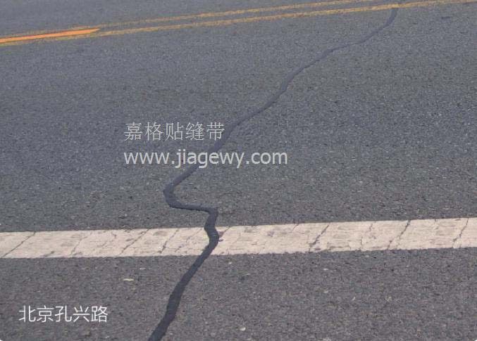 孔興路高速公路路用路面裂縫修補(bǔ)自粘貼縫帶施工后效果