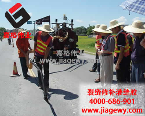 領(lǐng)導(dǎo)高溫下慰問(wèn)一線(xiàn)公路灌縫膠養(yǎng)路工