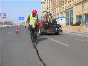 對(duì)嘉格道路灌縫膠售后服務(wù)人員的印象,高工就是他們的縮影