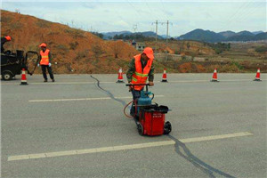 水泥混凝土道路路面的伸縮縫需要灌縫什么樣的瀝青材料呢？