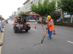 瀝青路面灌縫膠成為道路裂縫修補不可或缺的產(chǎn)品