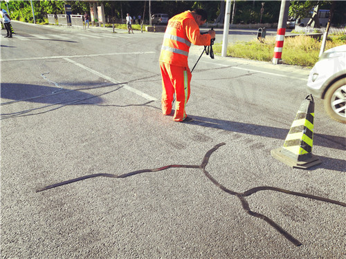 西藏迎來(lái)新的道路養(yǎng)護(hù)材料嘉格道路貼縫帶