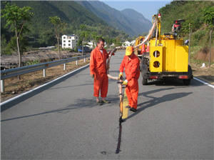 瀝青路面公路灌縫技術(shù)在灌縫過程中需要注意的事項(xiàng)