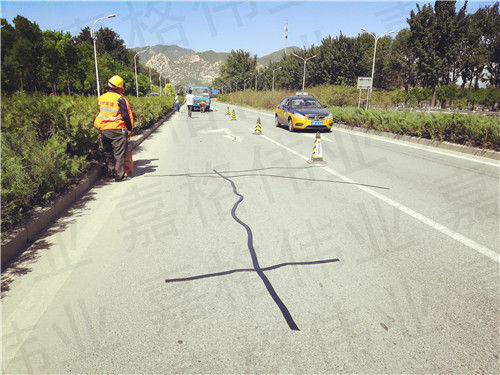 嘉格公路貼縫帶讓道路養(yǎng)護(hù)不再苦、臟、累