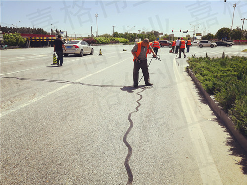 嘉格公路裂縫貼縫帶在山區(qū)道路不負重托