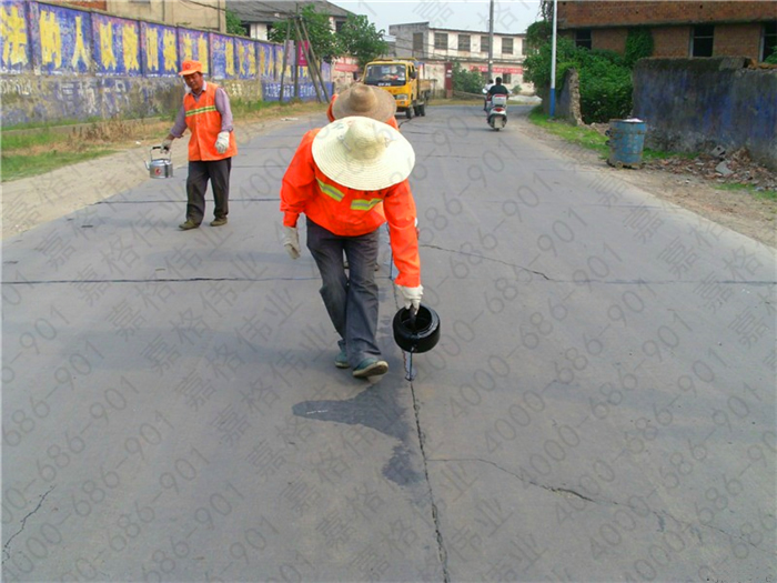 嘉格道路密封膠售后服務(wù)人員用汗水換來(lái)的贊譽(yù)