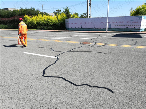 您還在抱怨嘉格瀝青路面貼縫帶價(jià)格高嗎？河南申總這么說