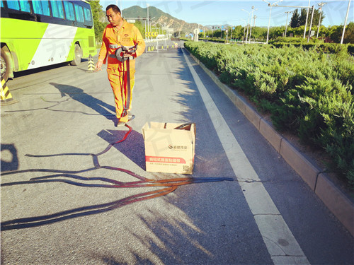 老司機詳解為什么道路養護選擇嘉格公路貼縫帶