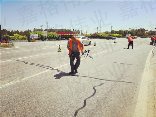 嘉格道路貼縫帶粘貼技術(shù)被稱(chēng)為神奇的道路養(yǎng)護(hù)技術(shù)