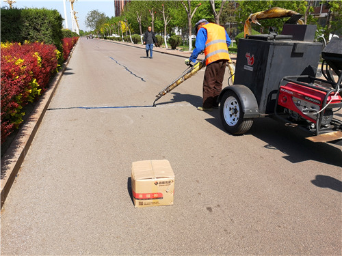 道路出現(xiàn)裂縫，公路灌縫膠是怎么和工人一起完成修補(bǔ)的呢？