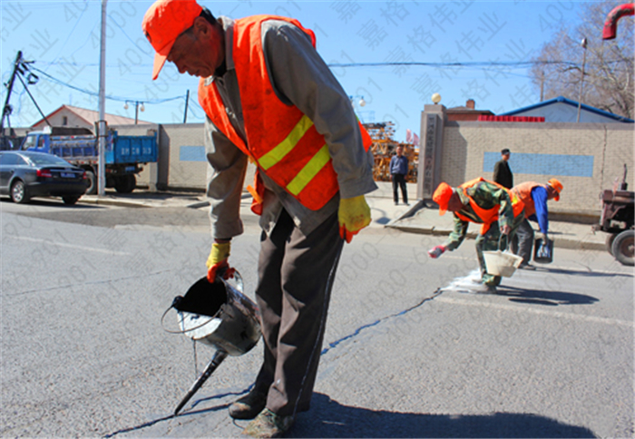 公路灌縫膠廠家解析水泥路面裂縫修補材料粘結脫落的原因