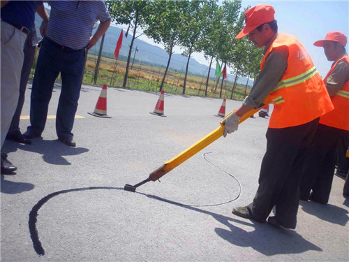 道路灌縫膠應(yīng)用于路面裂縫處理