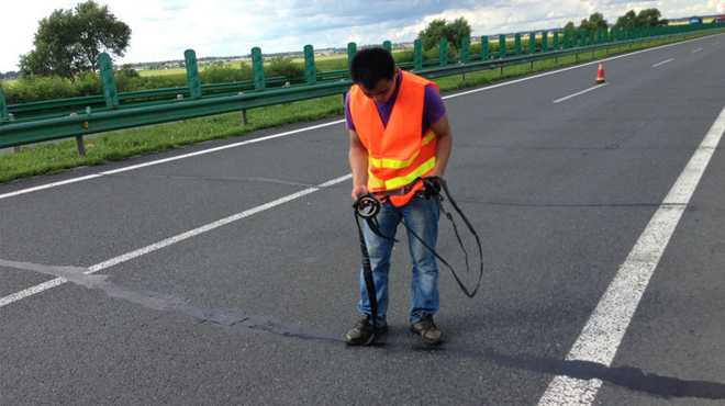 公路養護選擇嘉格路面裂縫貼縫帶