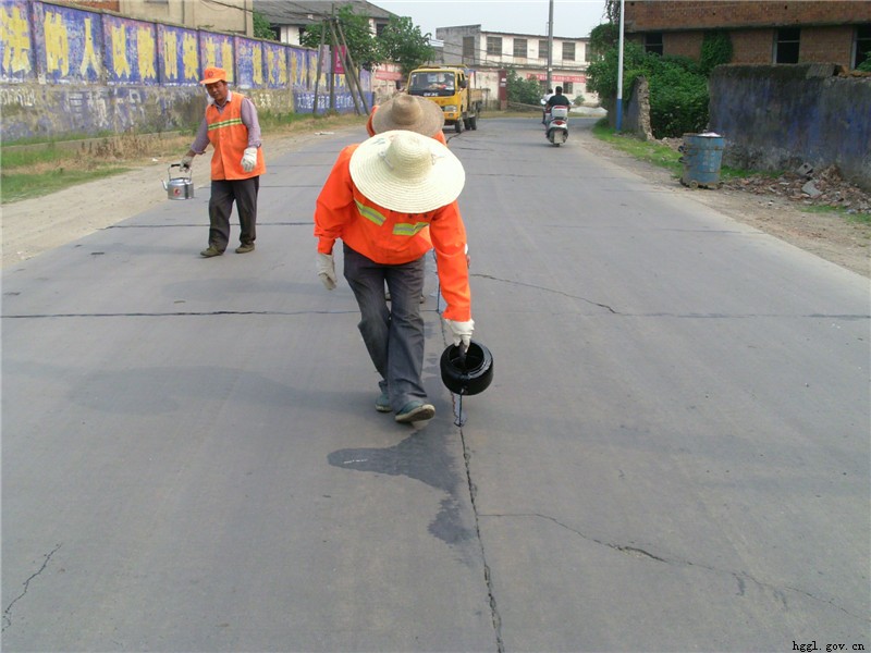 使用嘉格瀝青道路灌縫膠修補裂縫的步驟