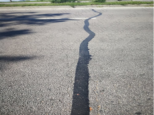 道路裂縫養(yǎng)護選擇瀝青加熱灌注還是瀝青路面裂縫貼縫帶粘貼方式