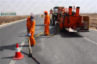 針對道路路面裂縫,應(yīng)采取什么樣的嘉格灌縫膠進(jìn)行灌縫處理呢？